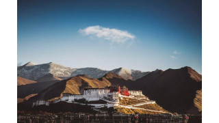 Lhasa - thủ phủ của Khu tự trị Tây Tạng, là một thành phố du lịch quốc tế với các cao nguyên phủ đầy tuyết 